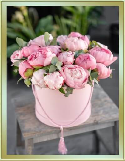 floristry lesson pink peonies in hatbox
